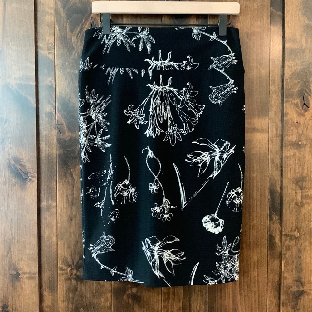 NWOT lularoe black floral medium Cassie skirt